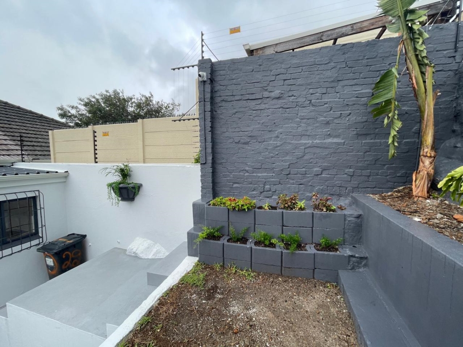 2 Bedroom Property for Sale in Vredehoek Western Cape